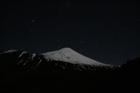 Vulkan bei Nacht mit Sternenhimmel